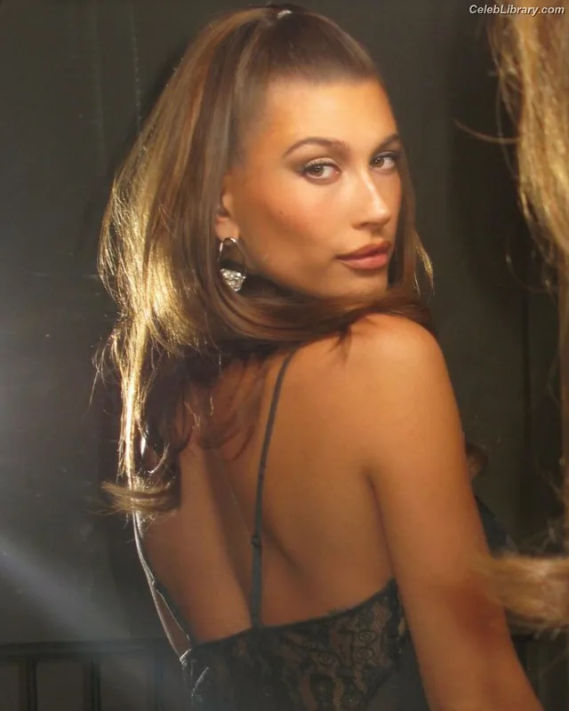 Hailey Baldwin Bieber photo 1 of 1157