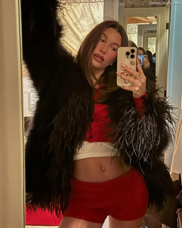 Hailey Baldwin Bieber photo 7 of 1157