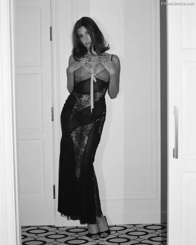 Hailey Baldwin Bieber photo 20 of 1157