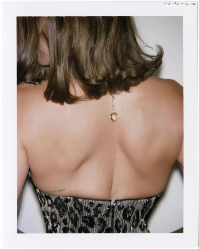 Hailey Baldwin Bieber photo 21 of 1157
