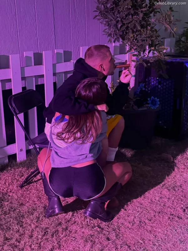 Hailey Baldwin Bieber photo 17 of 1157