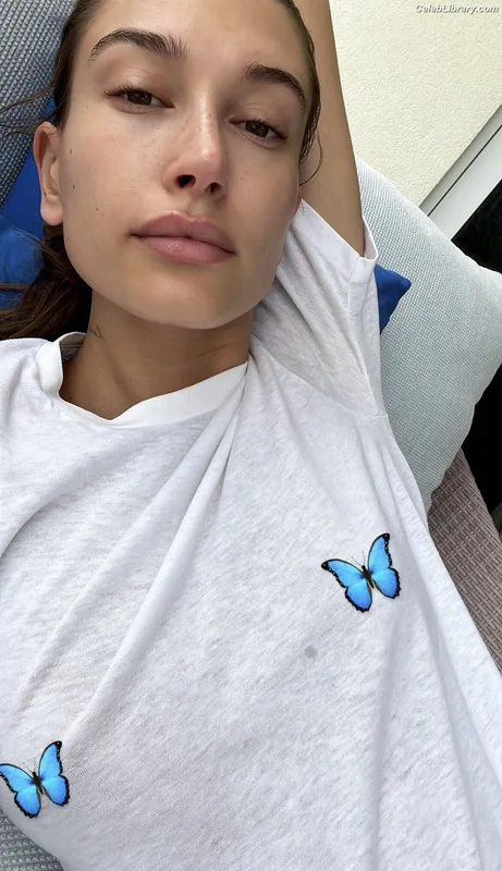 Hailey Baldwin Bieber photo 8 of 1157