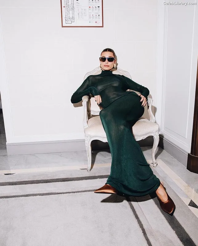 Hailey Baldwin Bieber photo 11 of 1157