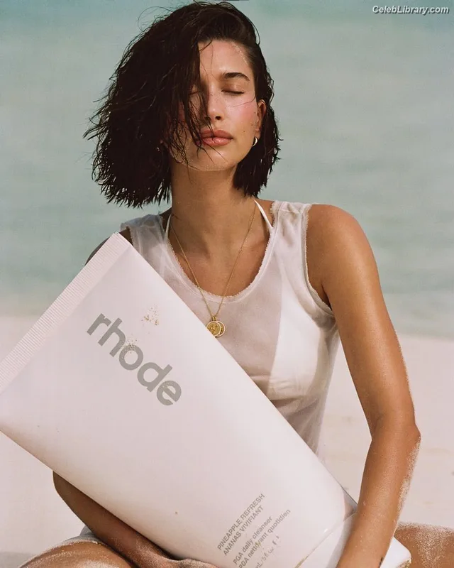 Hailey Baldwin Bieber photo 15 of 1157