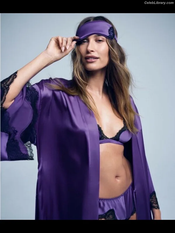 Hailey Baldwin Bieber photo 4 of 1157