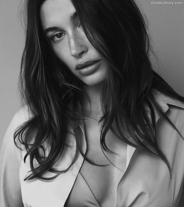 Hailey Baldwin Bieber photo 5 of 1157