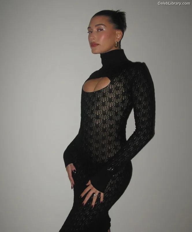 Hailey Baldwin Bieber photo 20 of 1157