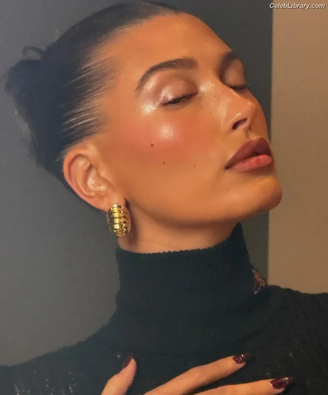 Hailey Baldwin Bieber photo 24 of 1157