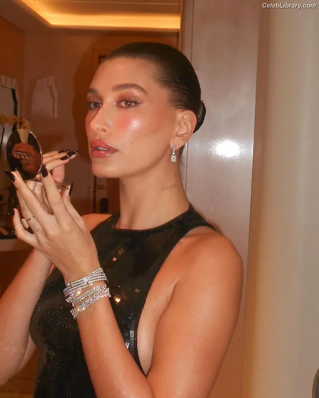 Hailey Baldwin Bieber photo 1 of 1157