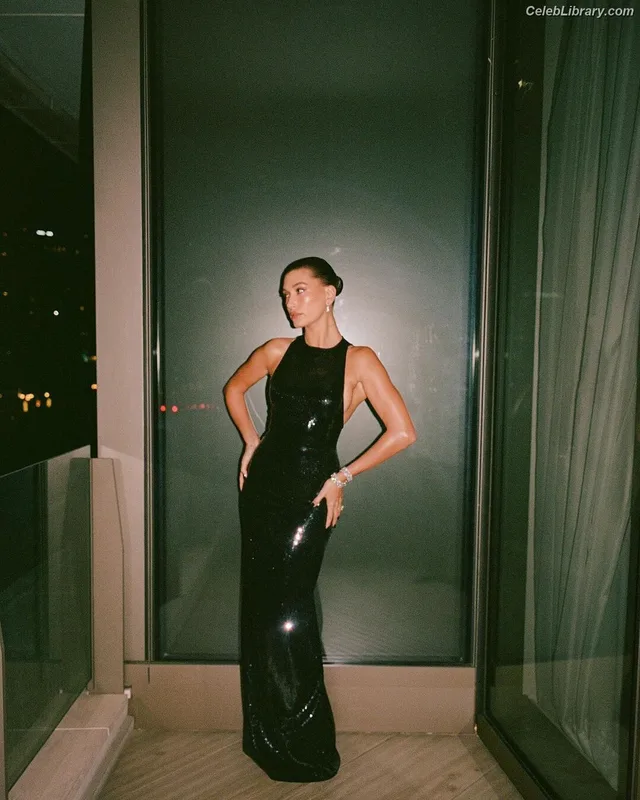 Hailey Baldwin Bieber photo 2 of 1157
