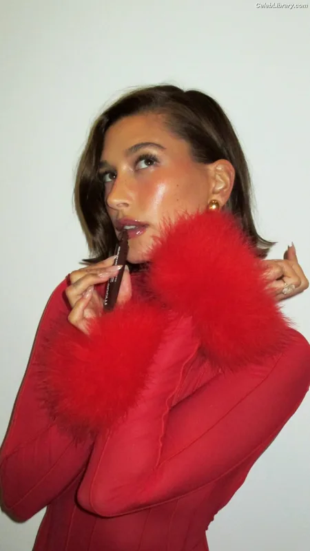 Hailey Baldwin Bieber photo 9 of 1157