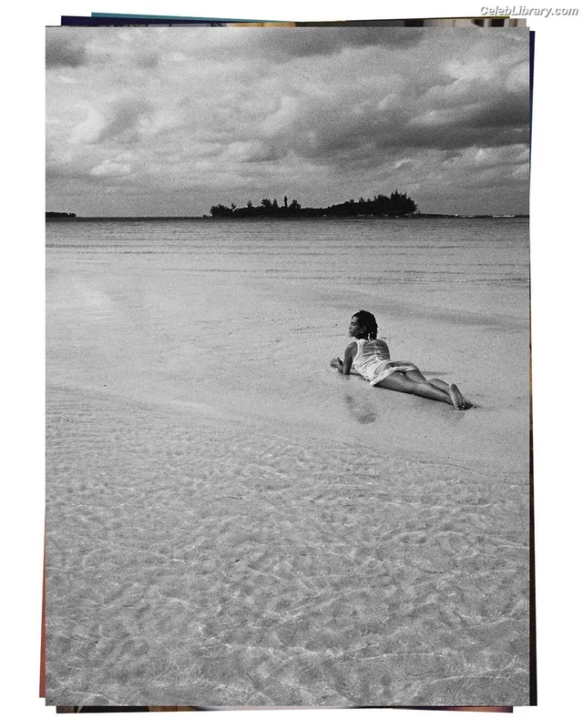 Hailey Baldwin Bieber photo 17 of 1157