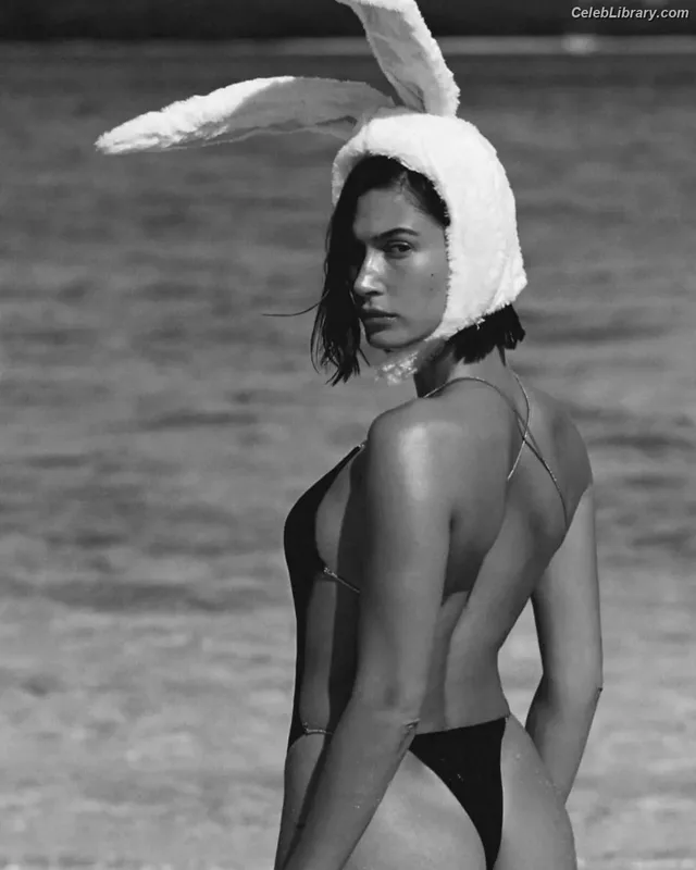 Hailey Baldwin Bieber photo 24 of 1157