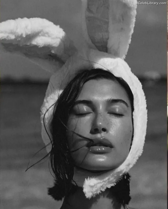 Hailey Baldwin Bieber photo 2 of 1157