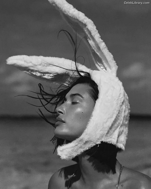 Hailey Baldwin Bieber photo 4 of 1157