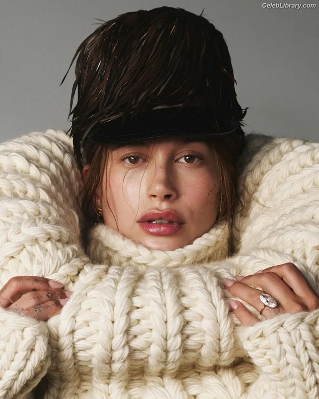 Hailey Baldwin Bieber photo 13 of 1157