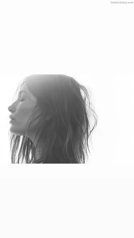 Hailey Baldwin Bieber photo 14 of 1157