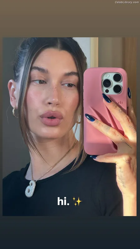 Hailey Baldwin Bieber photo 20 of 1157