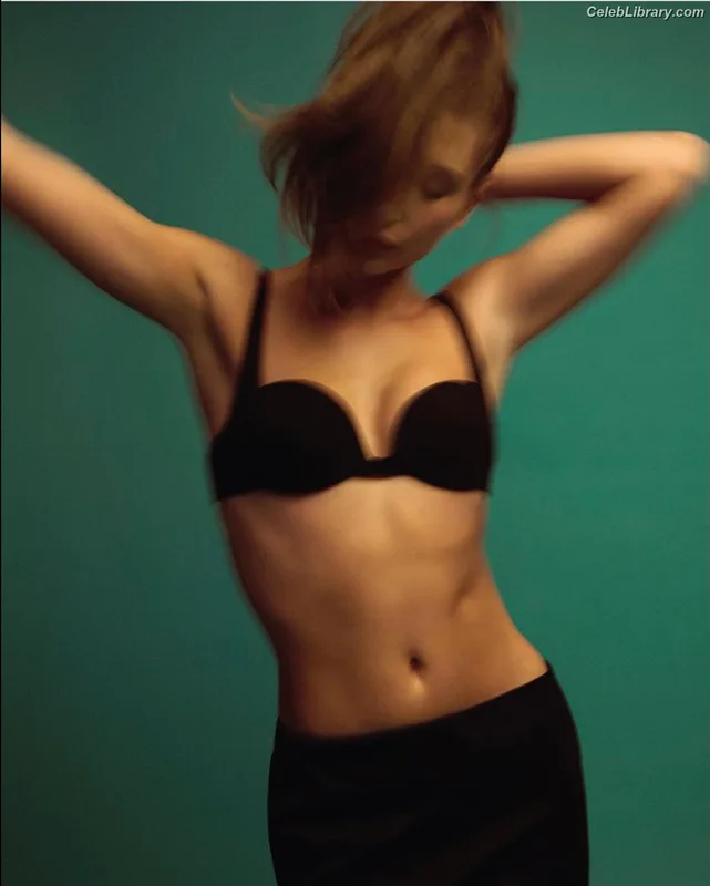 Hailey Baldwin Bieber photo 5 of 1157