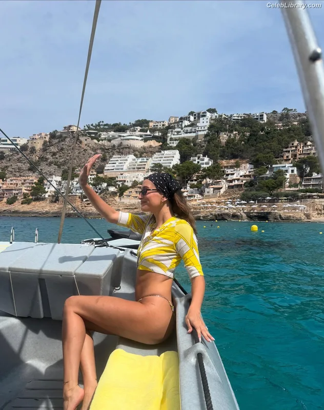 Hailey Baldwin Bieber photo 8 of 1157