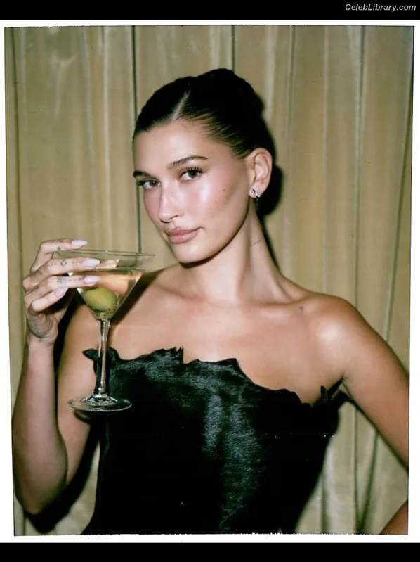 Hailey Baldwin Bieber photo 14 of 1157