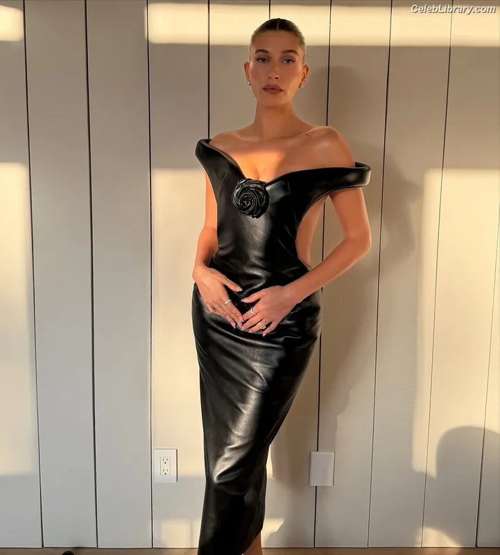 Hailey Baldwin Bieber photo 1 of 1157