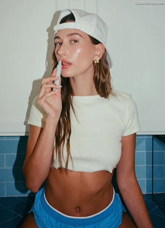 Hailey Baldwin Bieber photo 7 of 1157