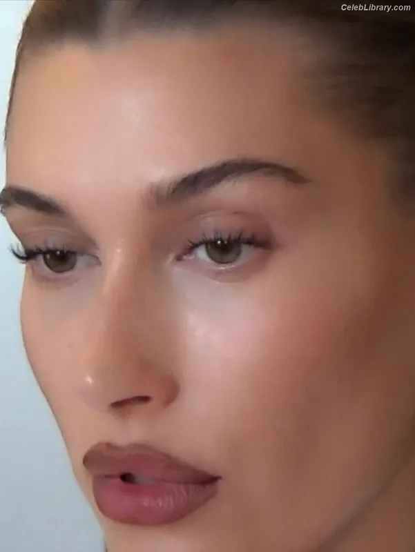 Hailey Baldwin Bieber photo 16 of 1157