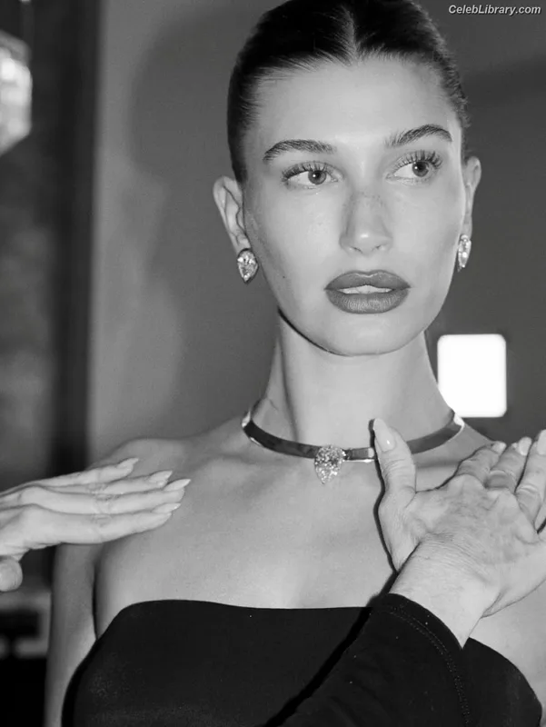 Hailey Baldwin Bieber photo 17 of 1157