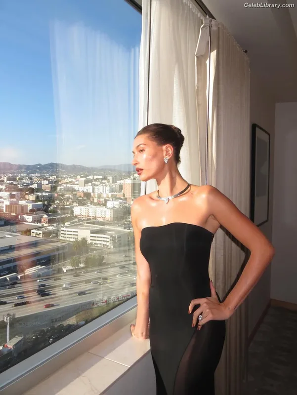 Hailey Baldwin Bieber photo 19 of 1157