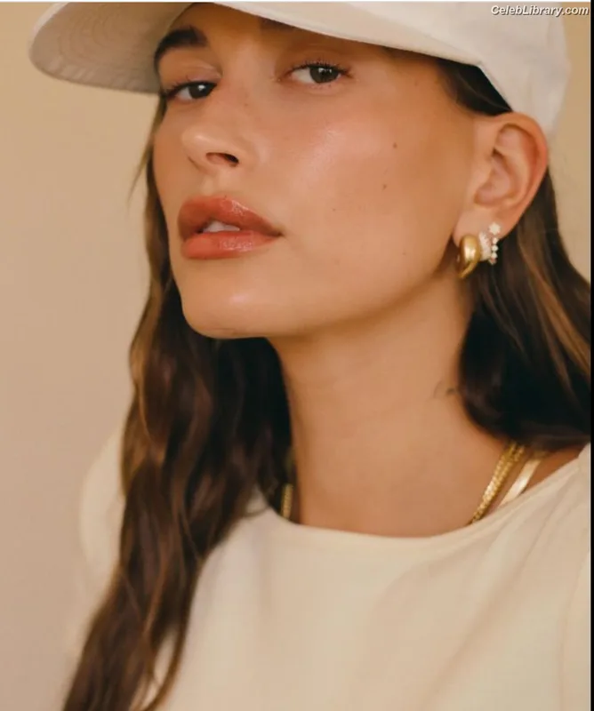 Hailey Baldwin Bieber photo 14 of 1157