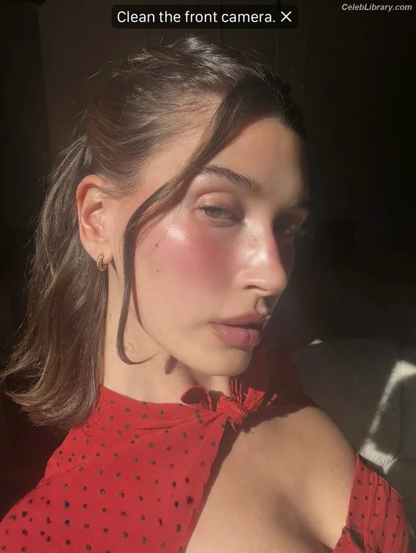 Hailey Baldwin Bieber photo 18 of 1157