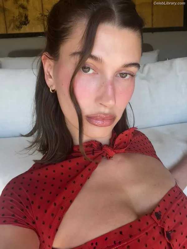 Hailey Baldwin Bieber photo 19 of 1157