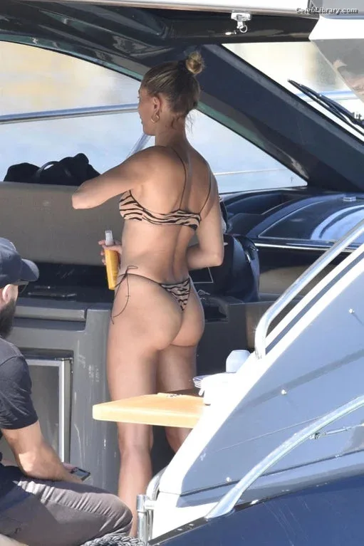 Hailey Baldwin Bieber photo 21 of 1157