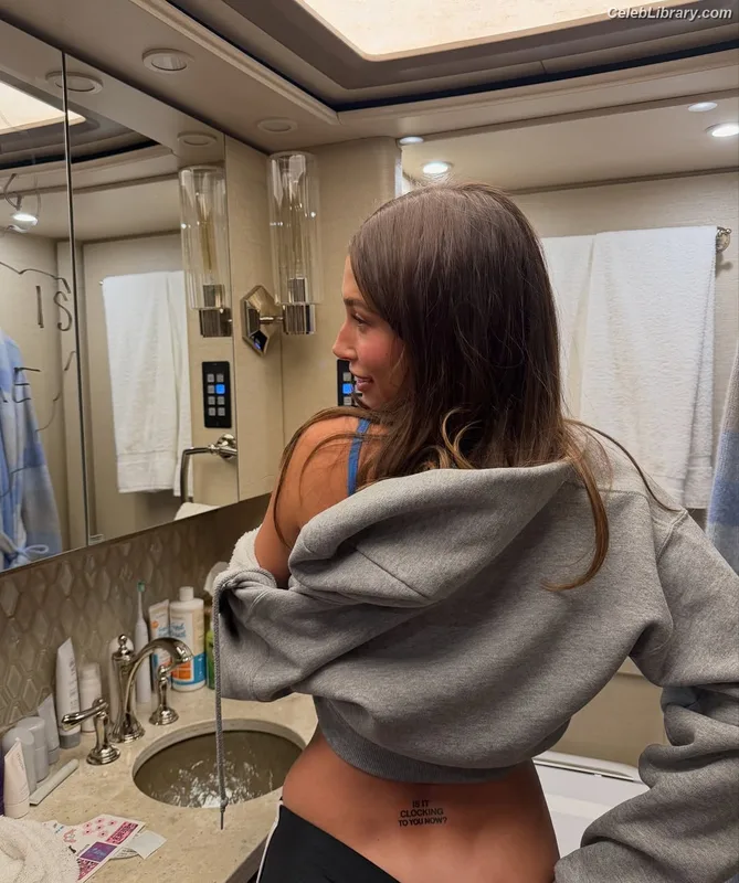 Hailey Baldwin Bieber photo 22 of 1157