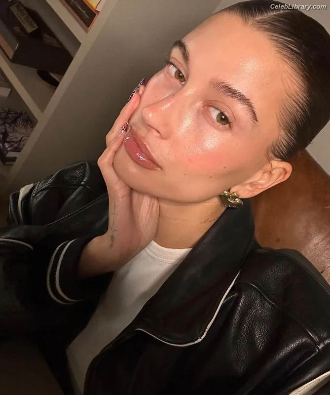 Hailey Baldwin Bieber photo 10 of 1157