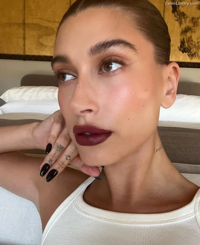 Hailey Baldwin Bieber photo 19 of 1157