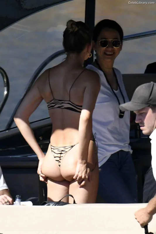 Hailey Baldwin Bieber photo 9 of 1157