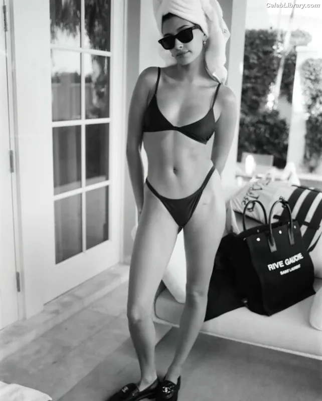 Hailey Baldwin Bieber photo 10 of 1157