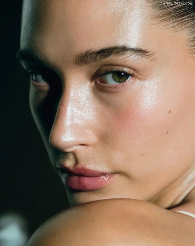 Hailey Baldwin Bieber photo 11 of 1157