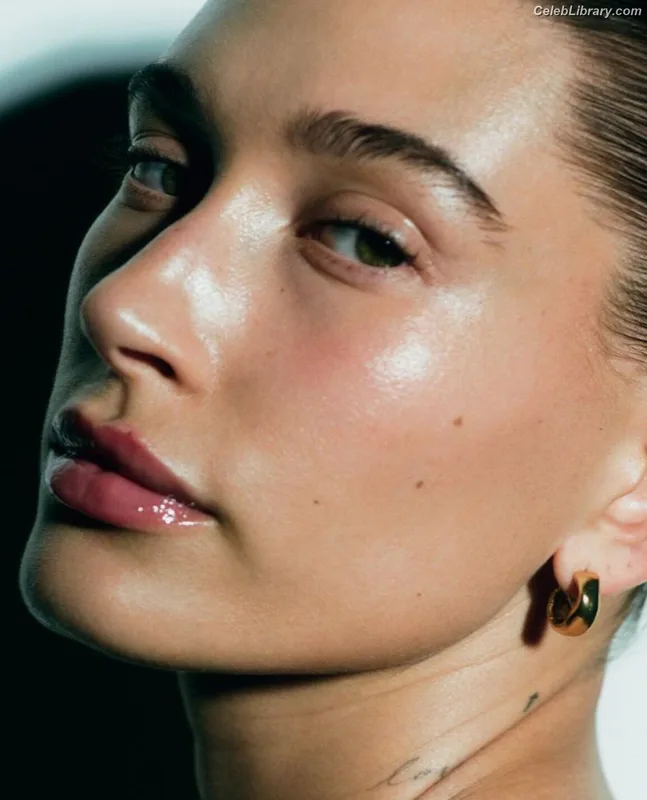 Hailey Baldwin Bieber photo 13 of 1157
