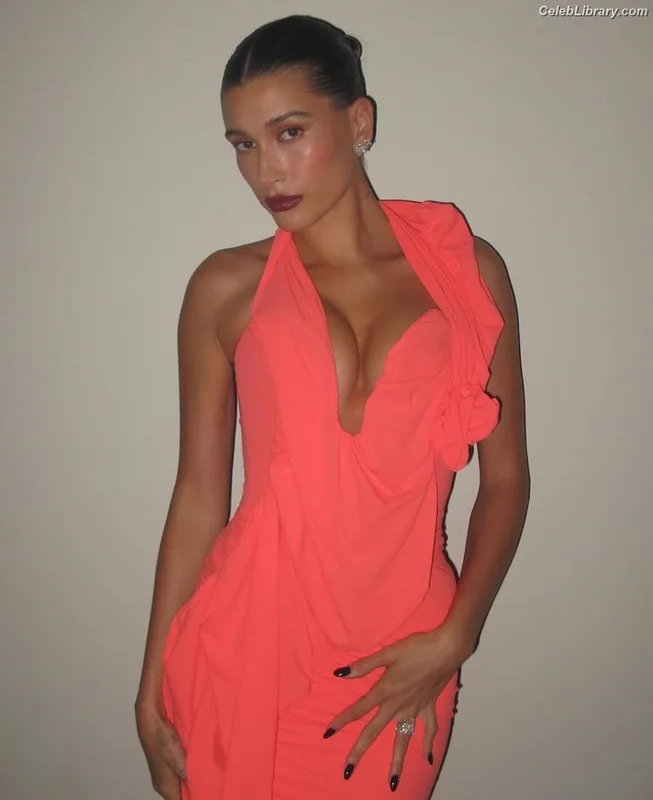 Hailey Baldwin Bieber photo 20 of 1157