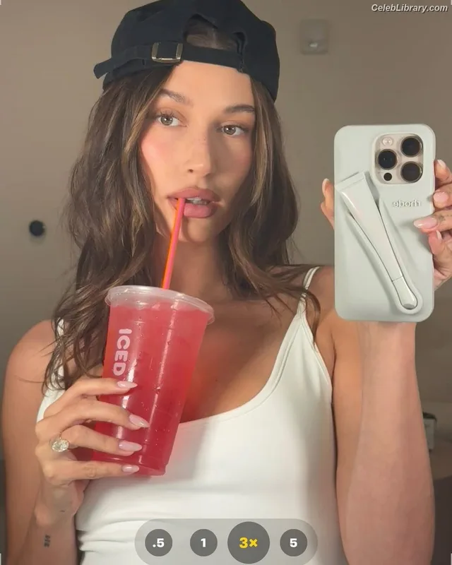 Hailey Baldwin Bieber photo 3 of 1157