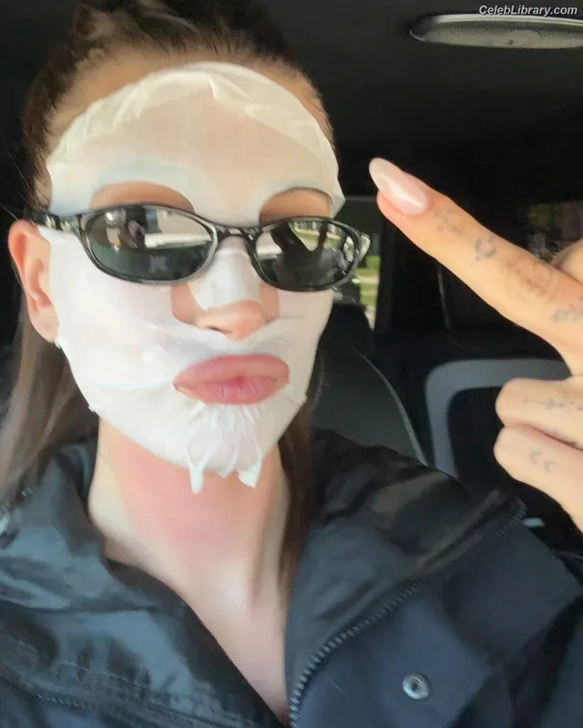 Hailey Baldwin Bieber photo 8 of 1157