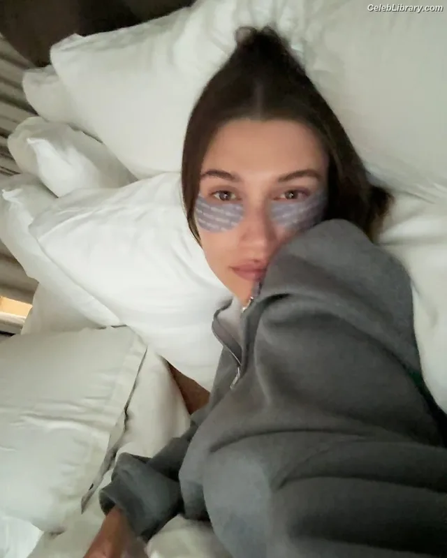 Hailey Baldwin Bieber photo 10 of 1157