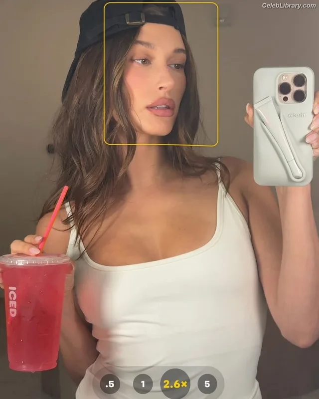 Hailey Baldwin Bieber photo 11 of 1157