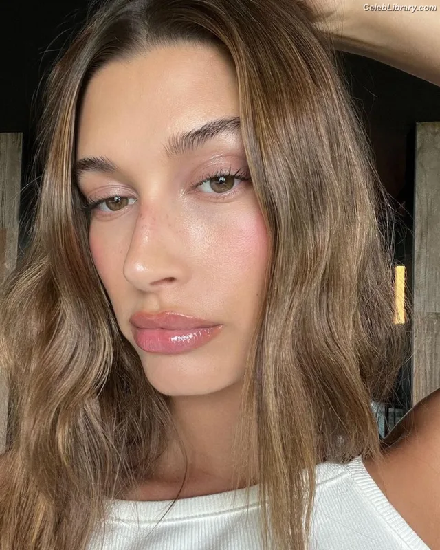 Hailey Baldwin Bieber photo 15 of 1157