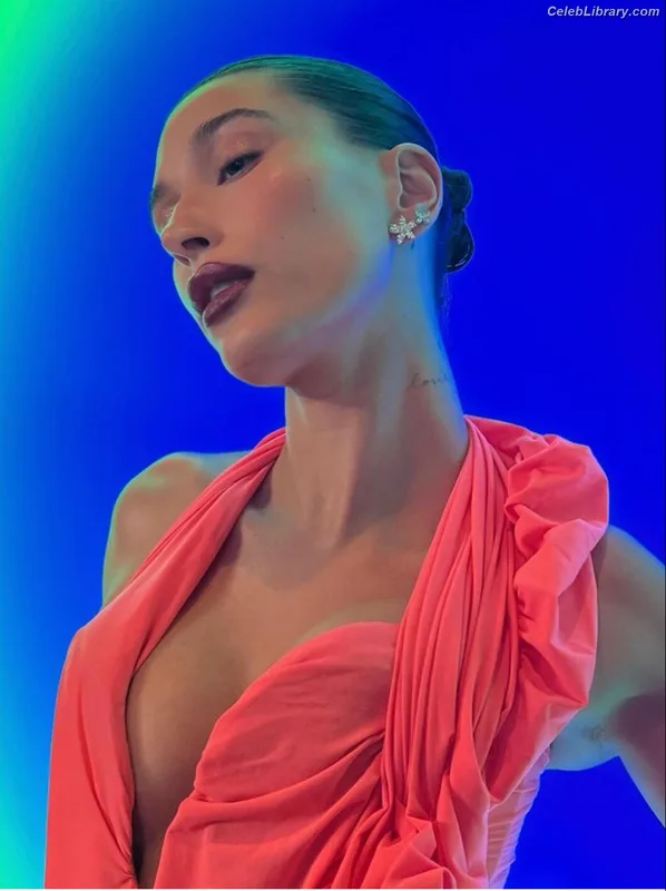 Hailey Baldwin Bieber photo 17 of 1157