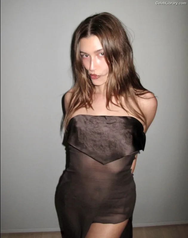 Hailey Baldwin Bieber photo 20 of 1157