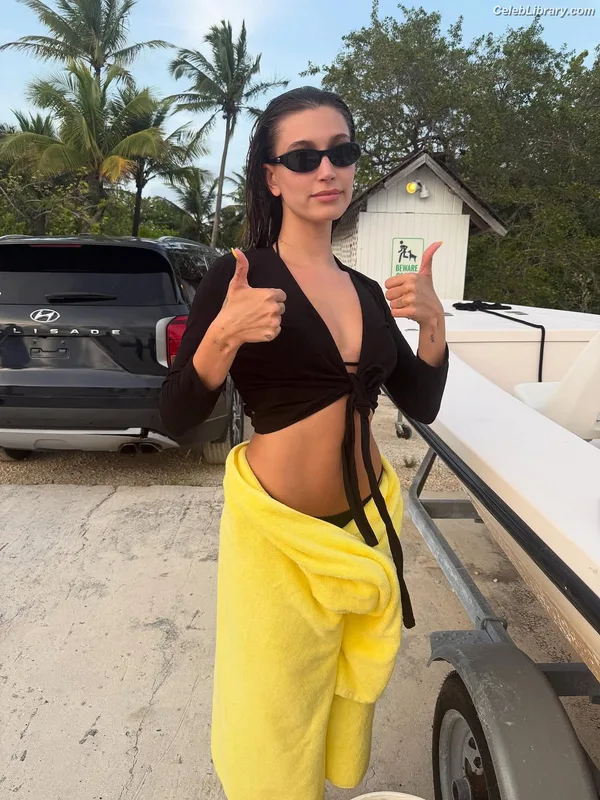 Hailey Baldwin Bieber photo 5 of 1157